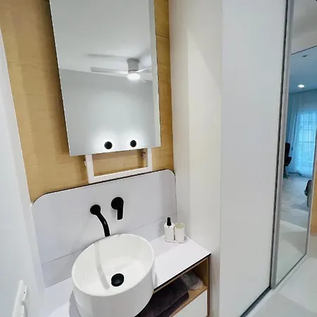 Bright And Modern Downtown Apartament